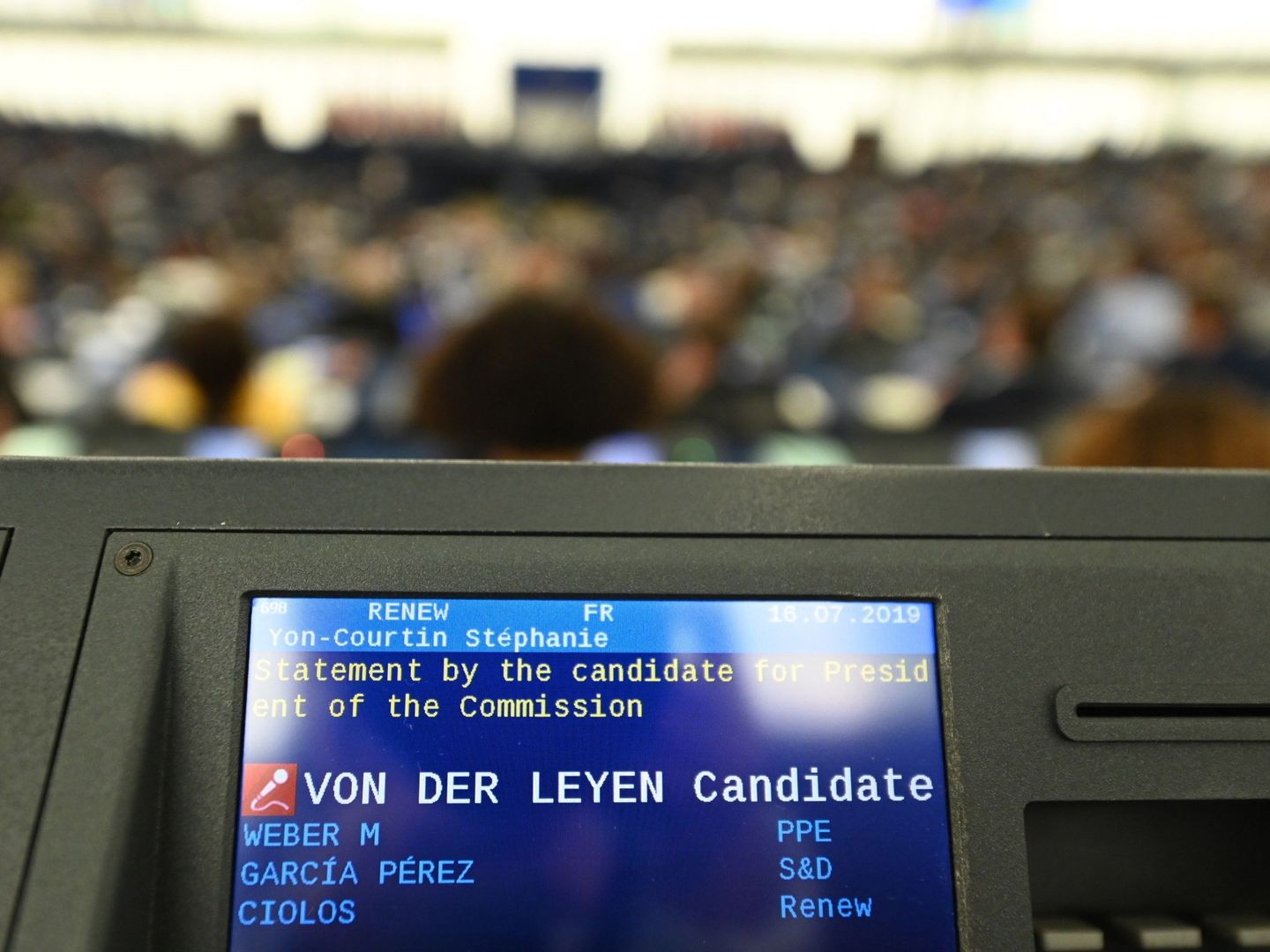Una pantalla durante la audiencia de confirmación de Von der Leyen. (EFE)