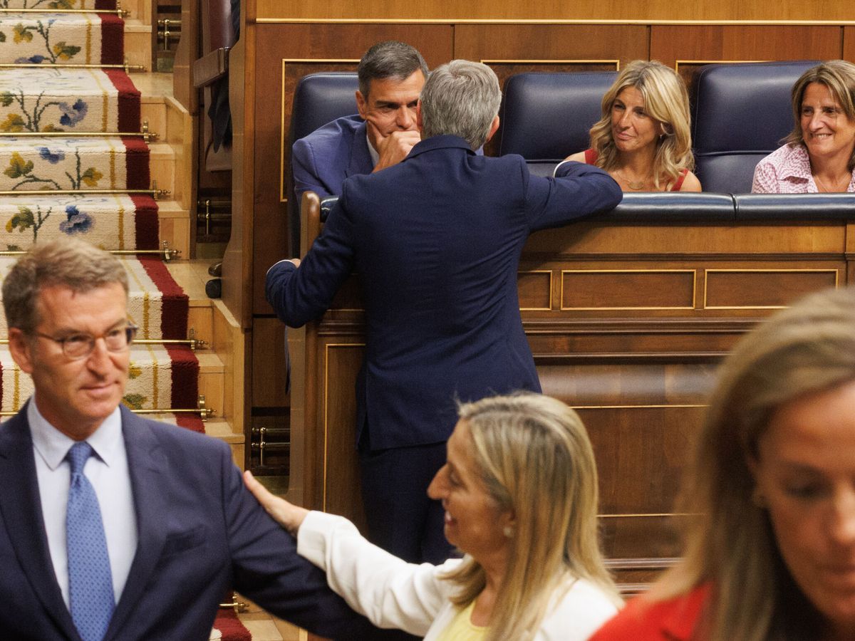 Foto: El presidente del Gobierno, Pedro Sánchez, en su escaño, mientras Alberto Núñez Feijóo se dirige a la bancada del PP. (Europa Press/Eduardo Parra)