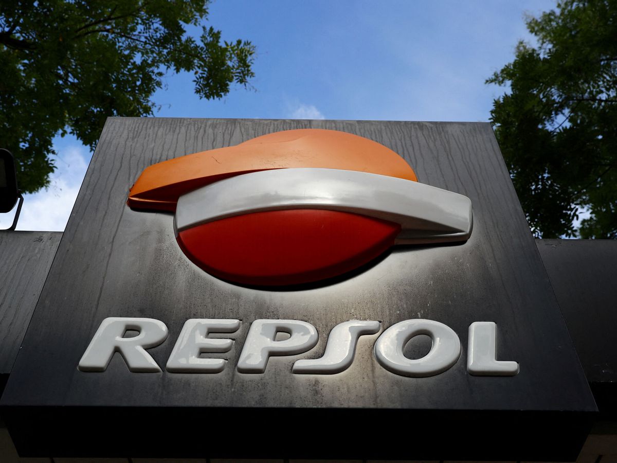 Foto: Logo de Repsol en una de sus estaciones de servicio, en Madrid. (Reuters/ Violeta Santos Moura)