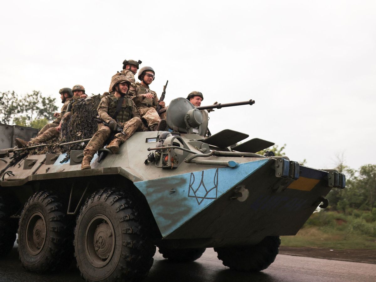 Foto: Soldados ucranianos en la zona cercana a Bajmut, en el Donbás. (Reuters/Nacho Doce)