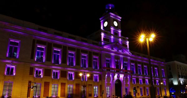 Foto: La sede de la Comunidad de Madrid se ilumina de violeta por el Día Internacional de la Mujer. (EFE)