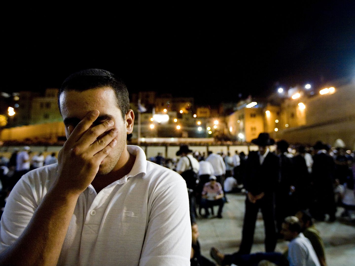 Un israelí reza en el Muro de las Lamentaciones, en Jerusalén, durante el Tisha B'Av (Reuters).