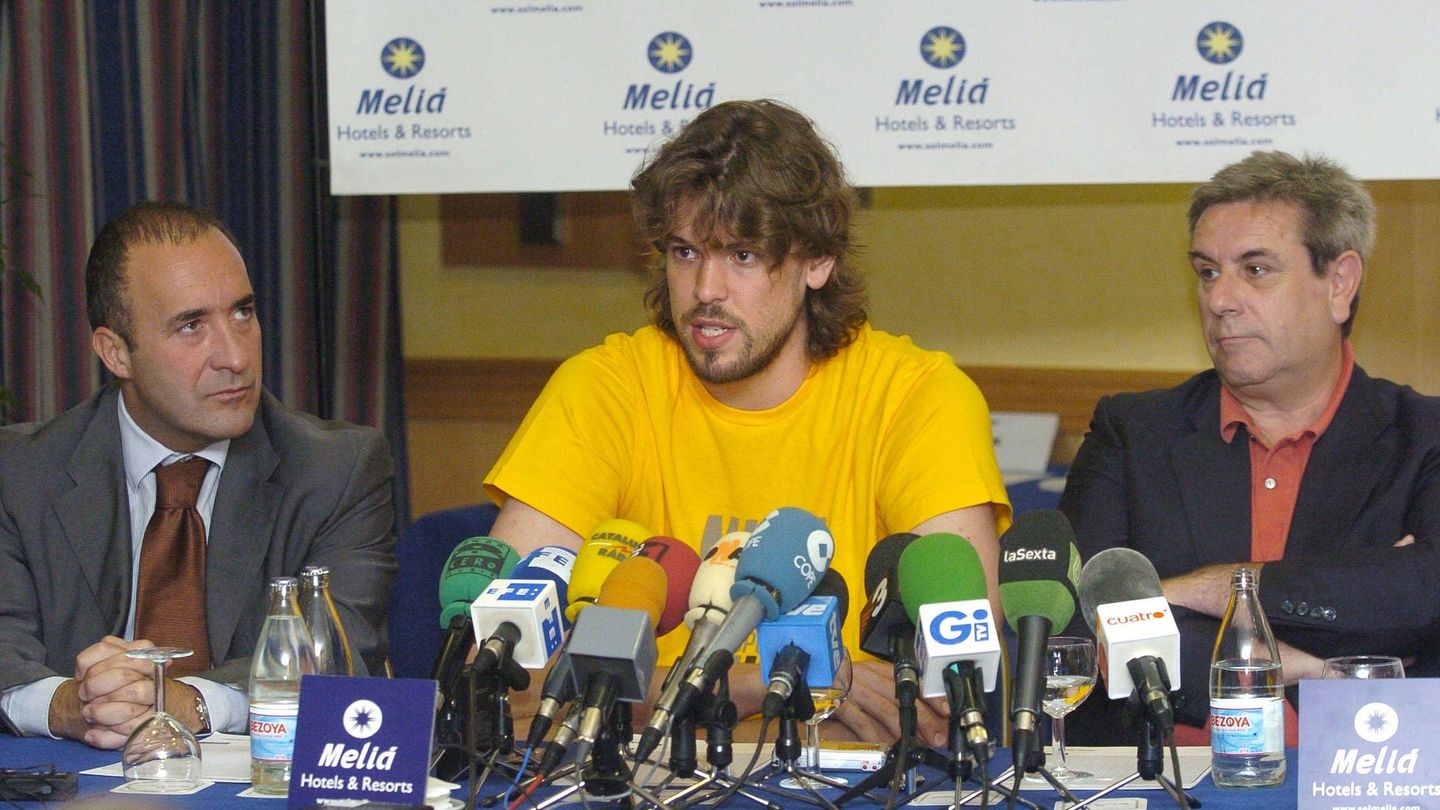 Marc Gasol (c) se marchó a la NBA tras dos temporadas en Girona. En la imagen está acompañado por Antonio Maceiras (i) y Josep Amat (d). (EFE)