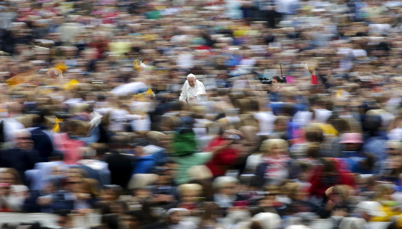 El Papa bendice a los fieles durante la audiencia semanal en la Plaza de San Pedro, en el Vaticano. (Reuters)