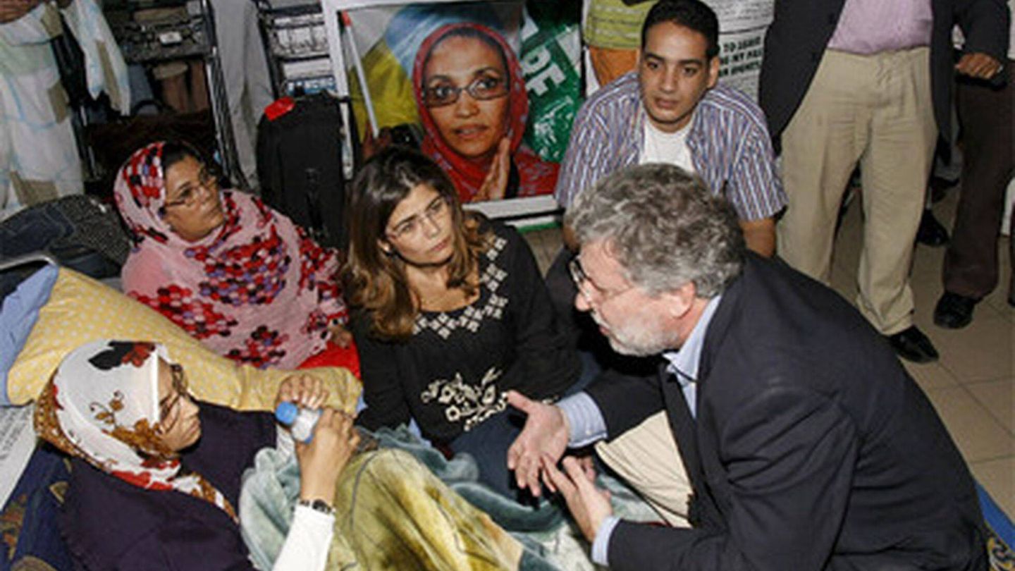 Agustín Santos discute con la activista saharaui Aminatu Haidar en el aeropuerto de Lanzarote. Entre los dos, la abogada canaria Inés Miranda. (EFE)