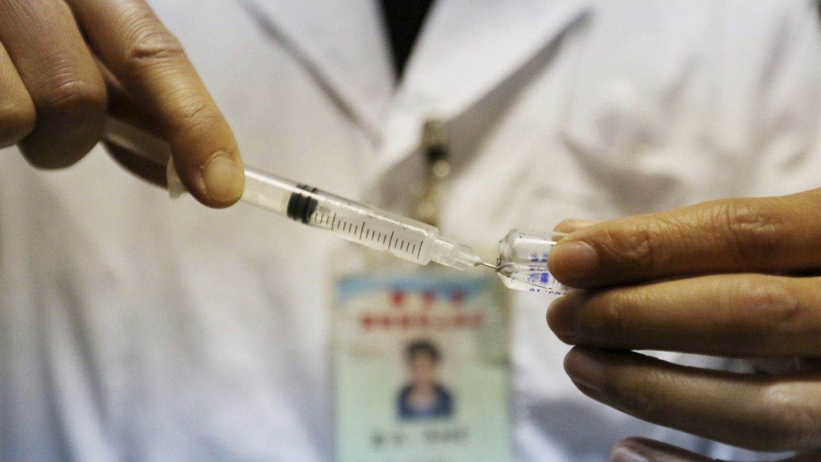 Foto: Una nueva encuesta muestra datos reveladores sobre nuestras actitudes hacia las vacunas. (Efe/Tan Kaixing)