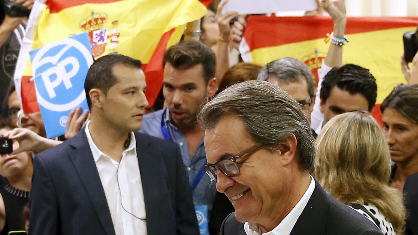 Foto: Un grupo de simpatizantes de Vox increpa a Artur Mas en el colegio electoral (REUTERS)
