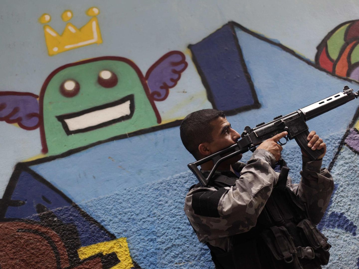 Un agente toma posiciones durante la operación en las favelas de Río (Reuters).