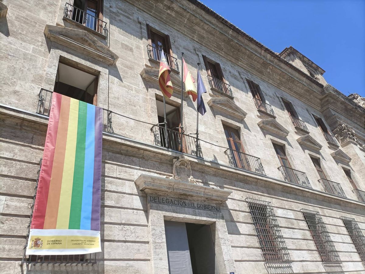 Foto: La bandera arcoiris desplegada en la sede de la Delegación de Gobierno en Valencia. (cedida)