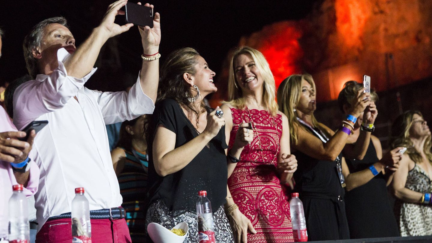 La presidenta de Starlite, Sandra García-Sanjuán, con la top Valeria Mazza y su esposo, en el concierto de Juanes. (D.R)