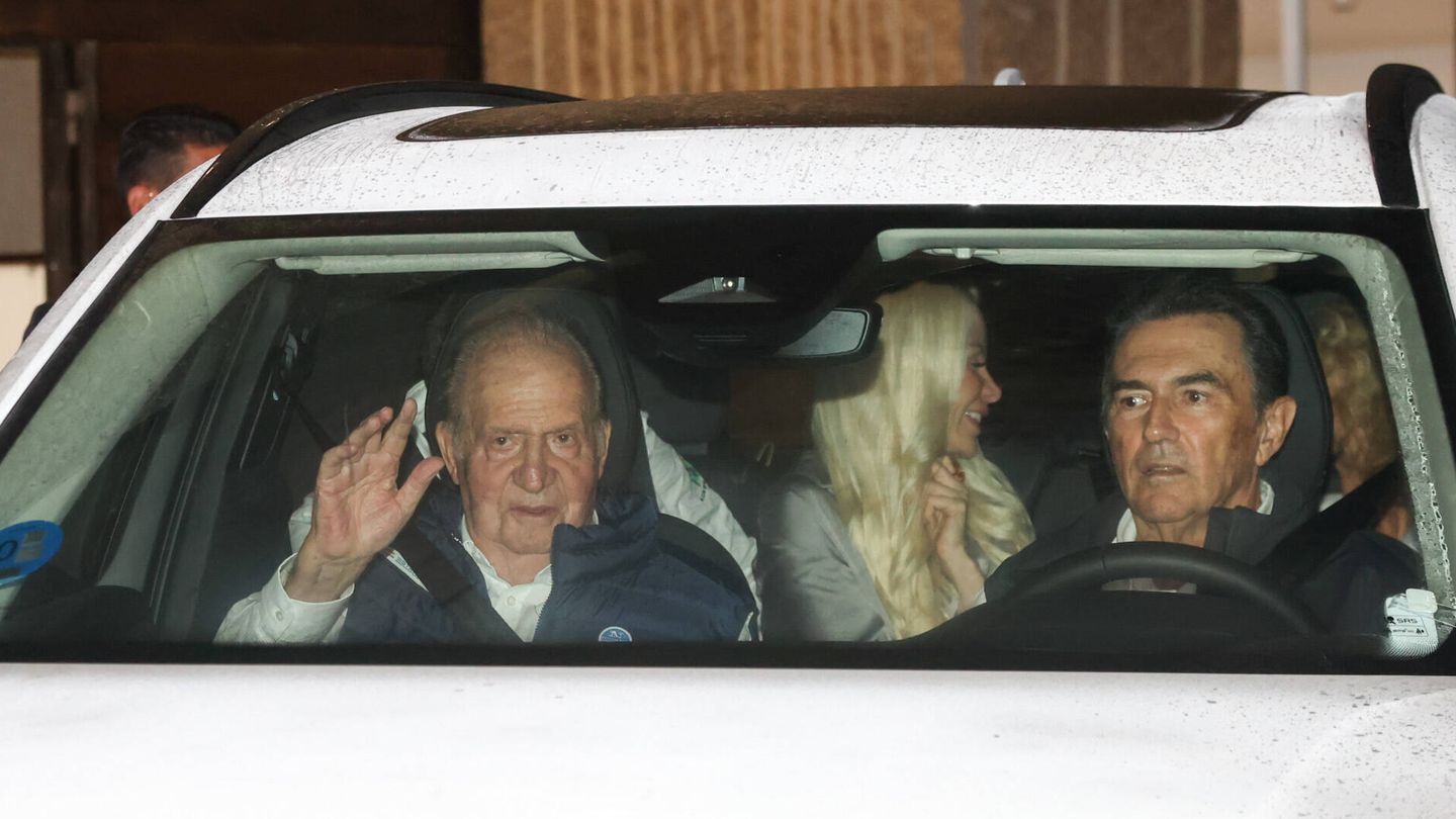 Don Juan Carlos, saludando a la salida del Real Club Náutico. (Gtres)