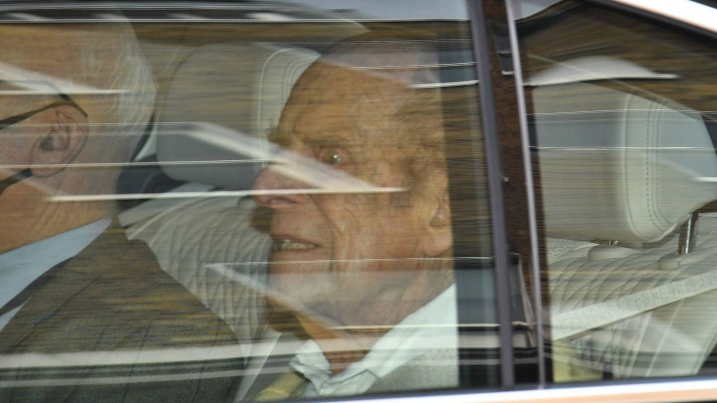 El duque de Edimburgo, a su salida del hospital. (Cordon Press)