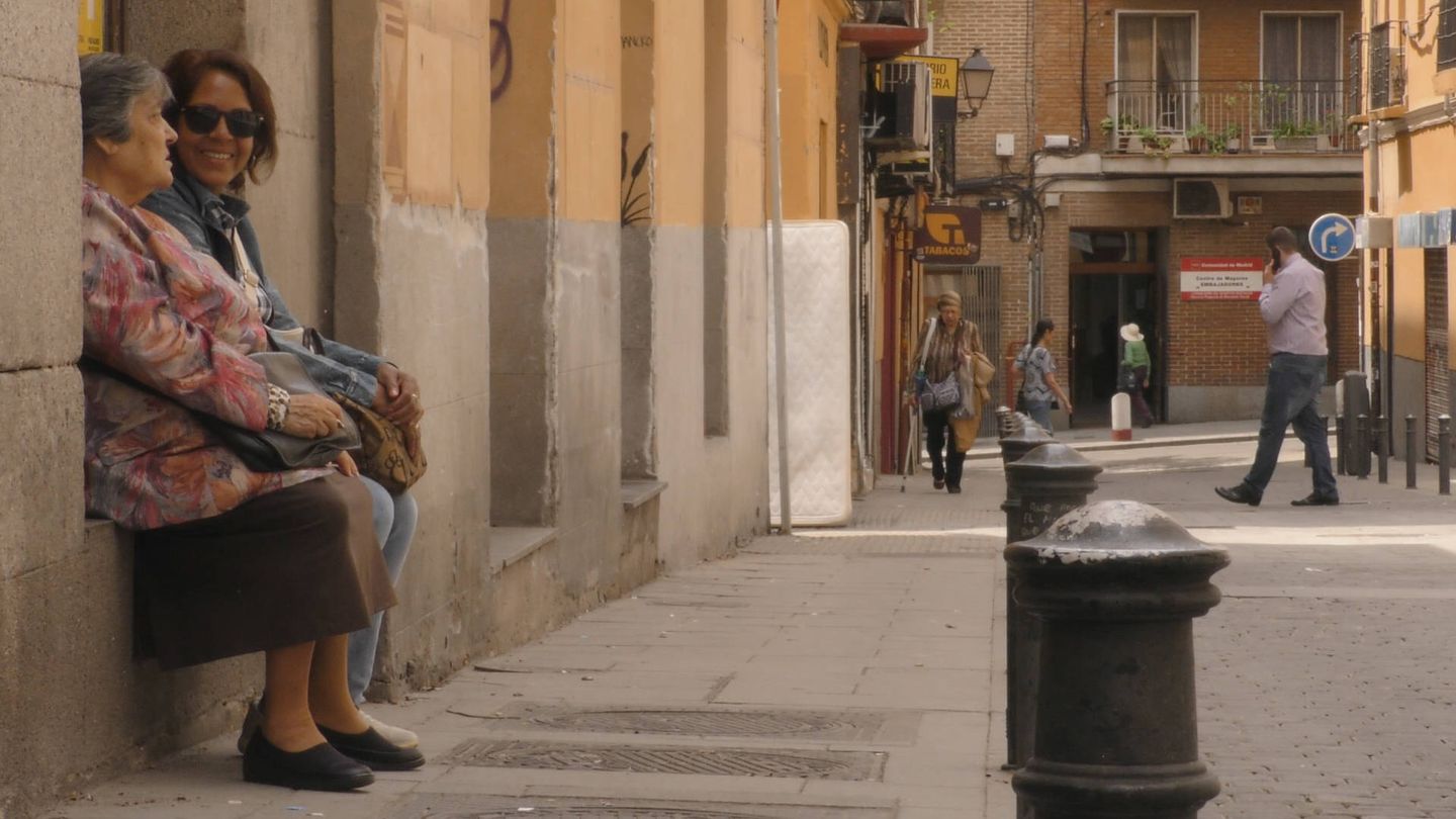Dos vecinas charlan en una de las calles de Lavapiés. (Zavan Films)