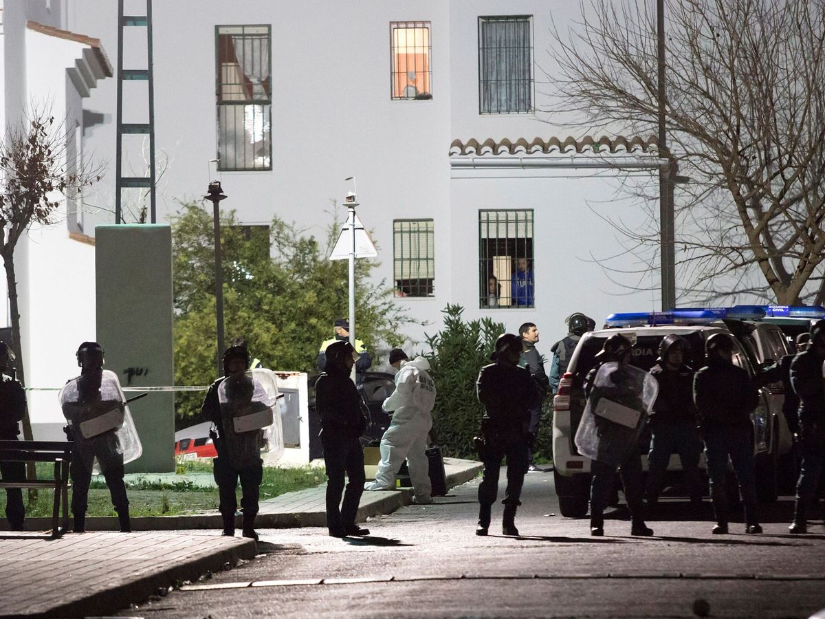 Foto: Guardia civil controla la zona para evitar más peleas tras una reyerta en Coín, en 2018. (EFE/Pérez)