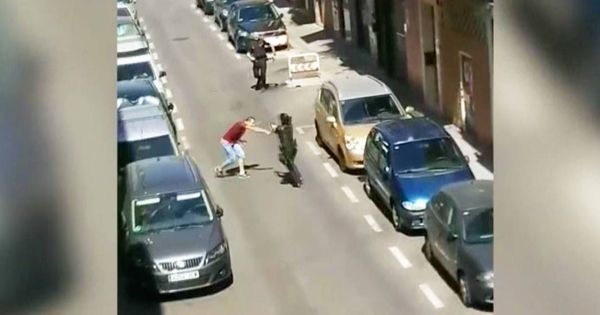 Foto: Un hombre arremete contra agentes policiales en Madrid.