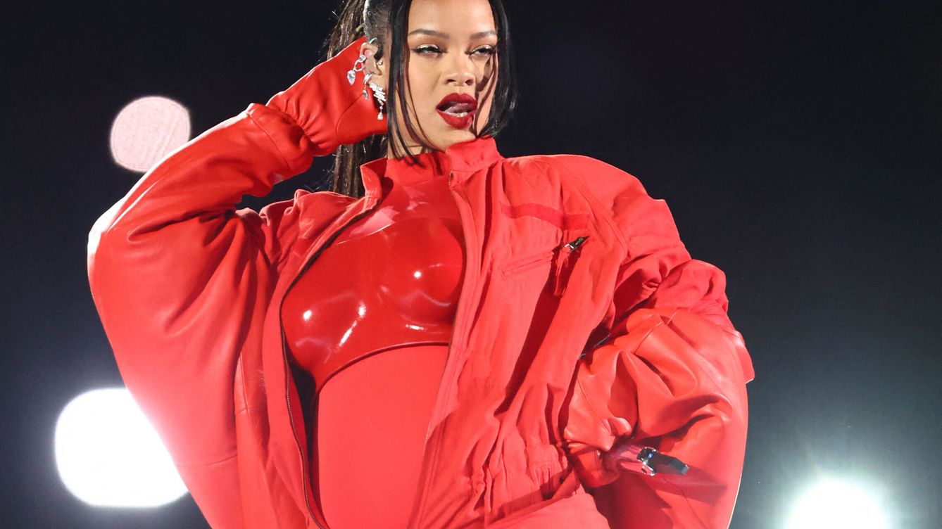 Rihanna desvela su nuevo embarazo en su show en la Super Bowl