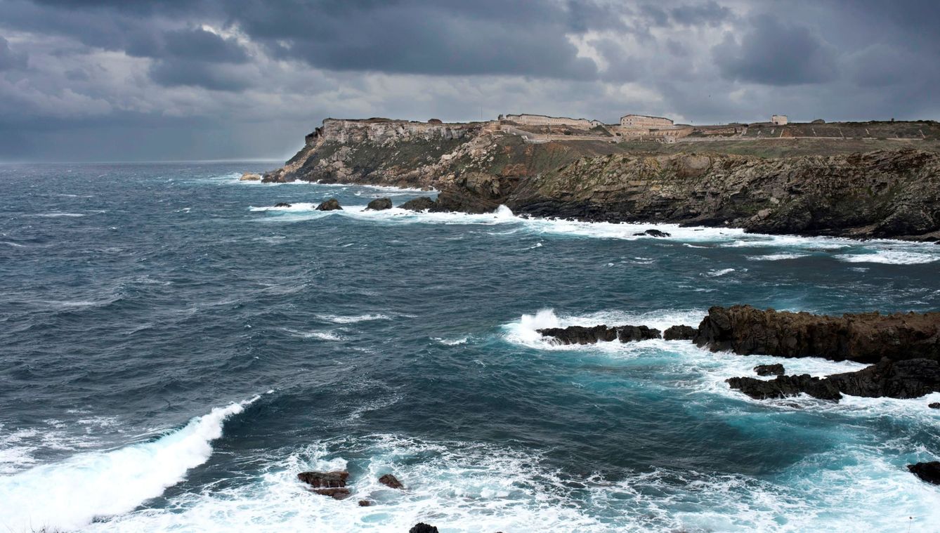En la imagen, el litoral de Es Freus junto a la fortaleza de la Mola, en Mahón. (EFE)