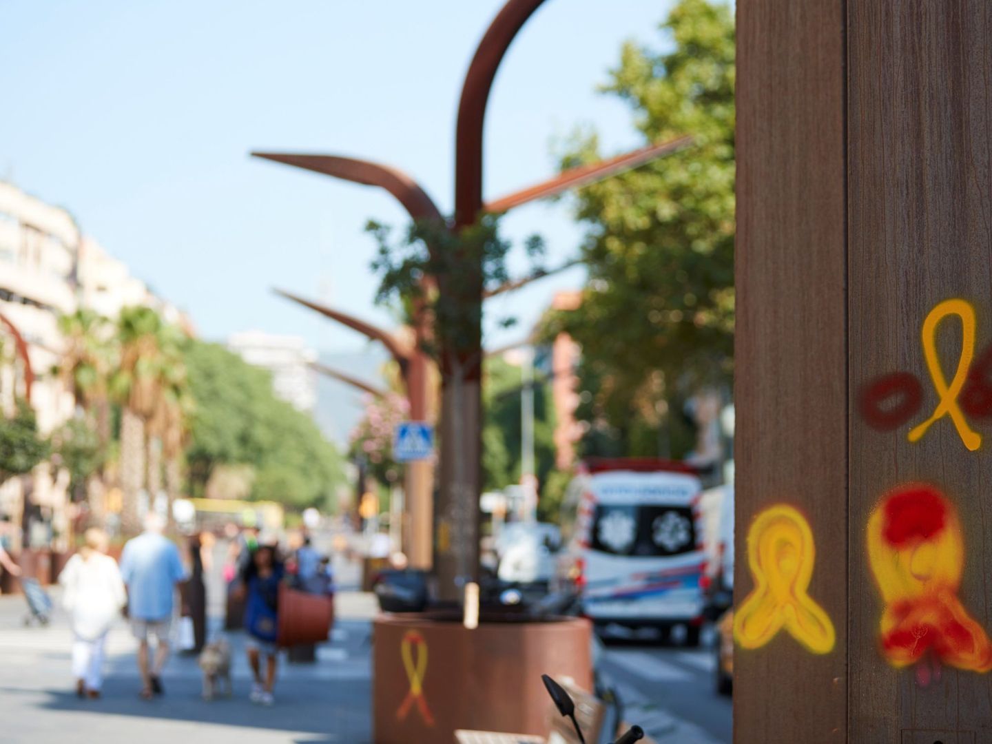 Lazos amarillos en una calle de Barcelona. (EFE)
