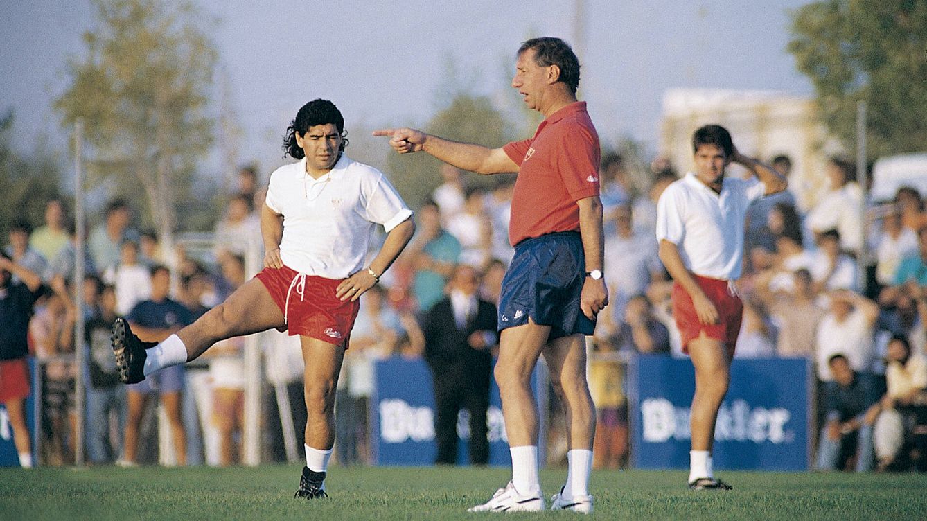 Foto: Carlos Bilardo, entrenador del Sevilla, da instrucciones a Diego Maradona en una imagen de archivo de 1992. (Getty Images/ 'El Gráfico').