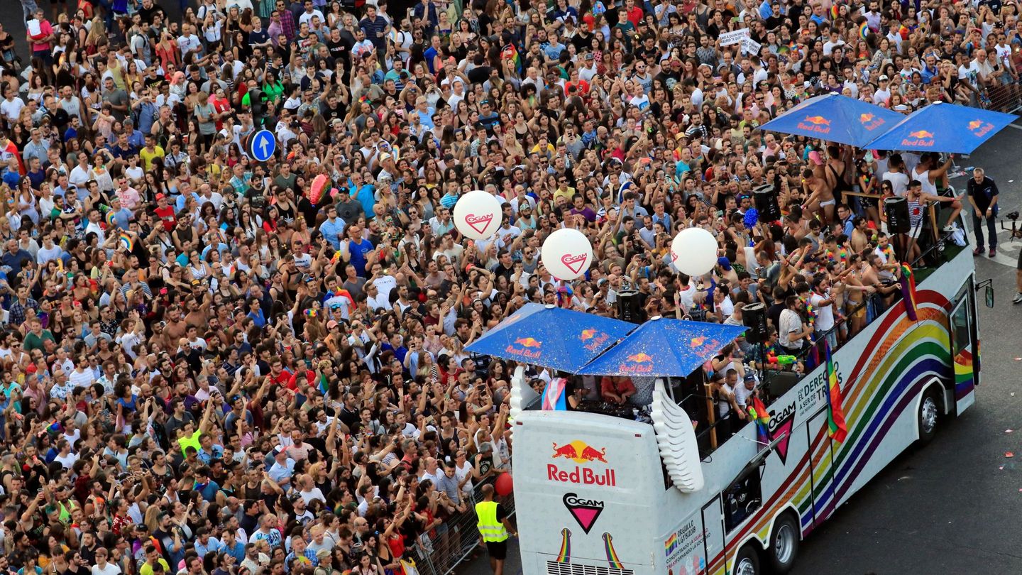 Una de las carrozas del desfile del Orgullo Gay pasa por la plaza de Cibeles. (EFE)
