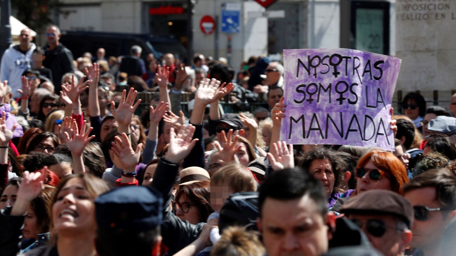 Foto: Concentración feminista contra el fallo judicial de La Manada en la Puerta del Sol. (EFE)