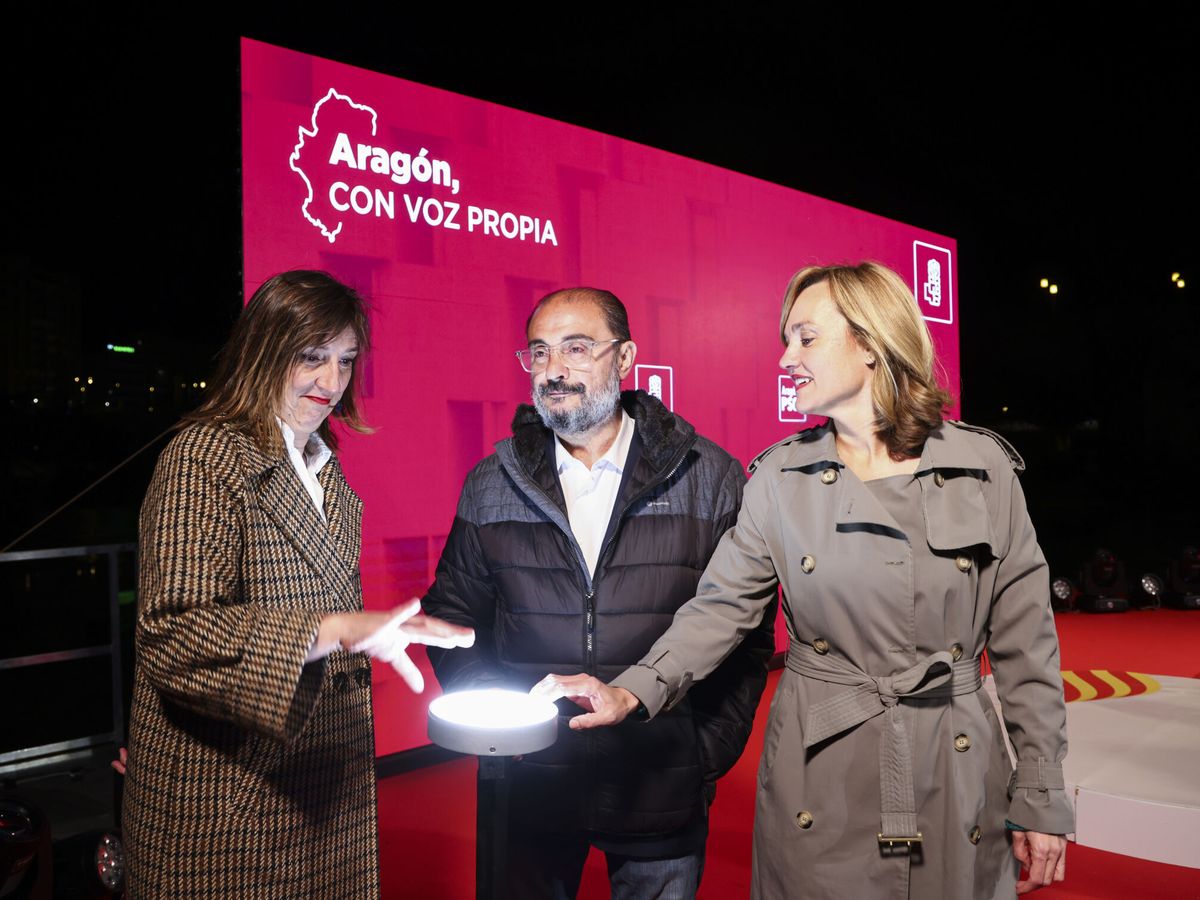 Foto: Lola Ranera, Javier Lambán y Pilar Alegría. (EFE/Toni Galán)