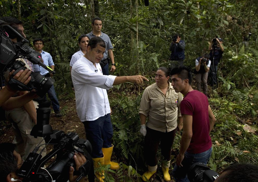 Foto: El presidente de Ecuador, Rafael Correa, visita una zona contaminada supuestamente por Chevron en Aguarico (Reuters). 