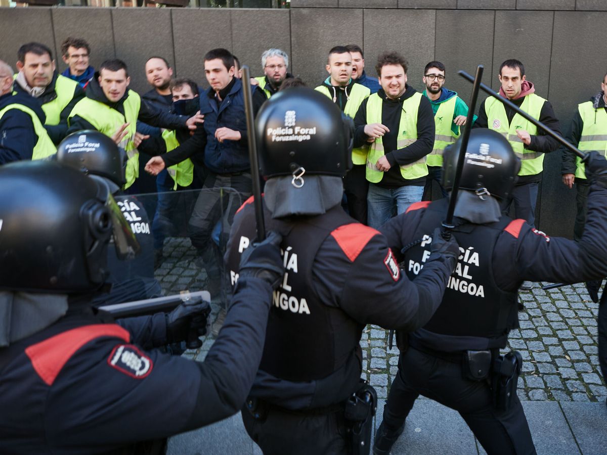 Foto: Varias personas protestan y se enfrentan a la Policía Foral de Navarra el pasado 7 de marzo. (EP/Eduardo Sanz)