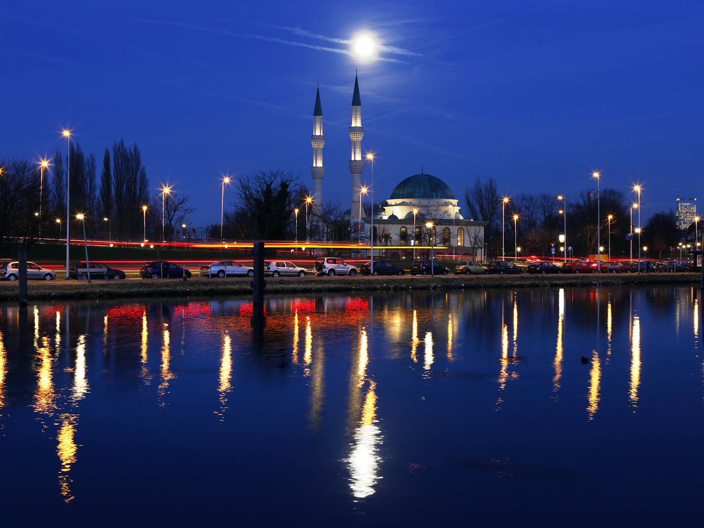 La luna sobre la mezquita Mevlana de Rótterdam. (Reuters)