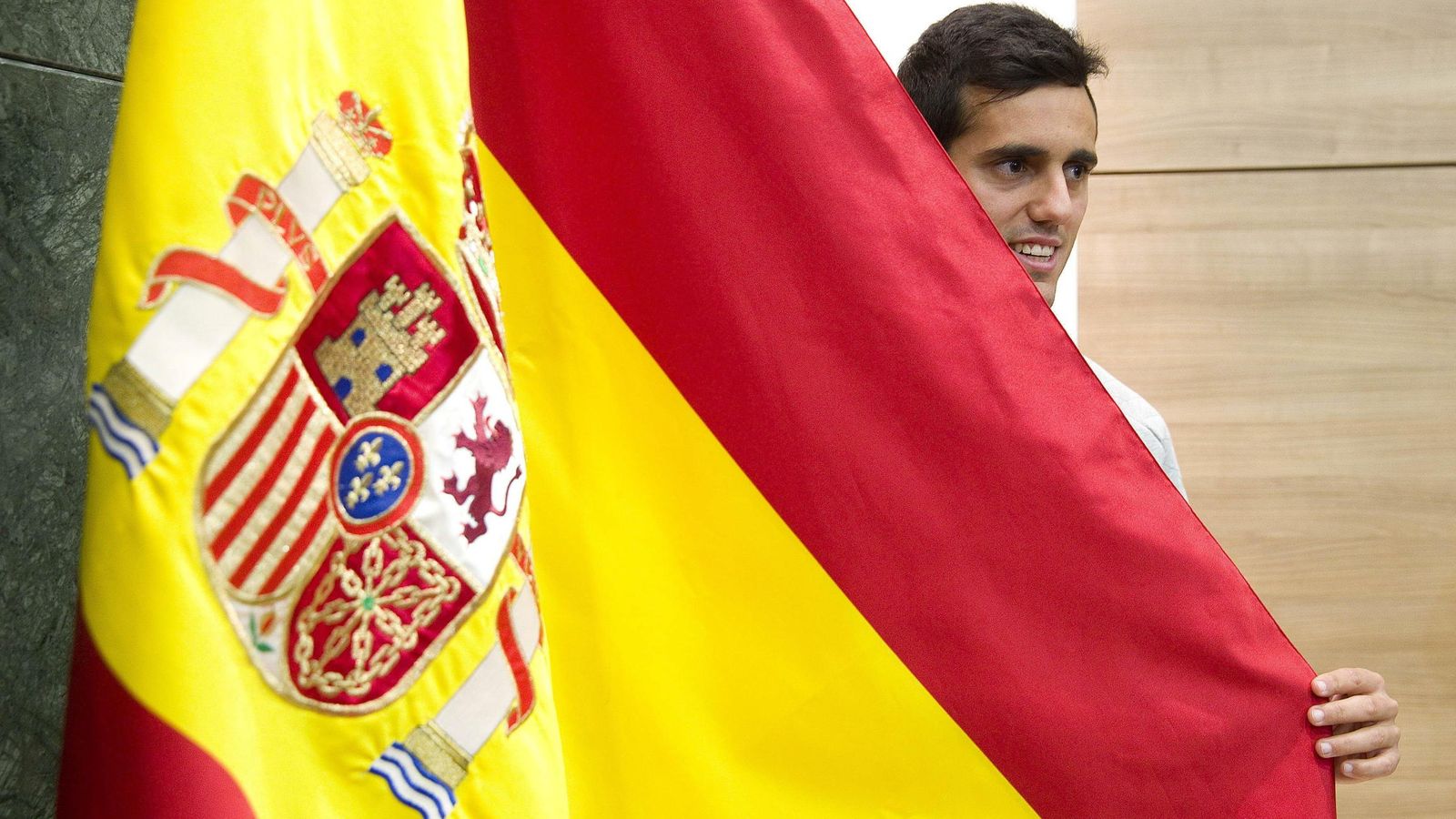 Foto: Juanmi posando este lunes con una bandera española.