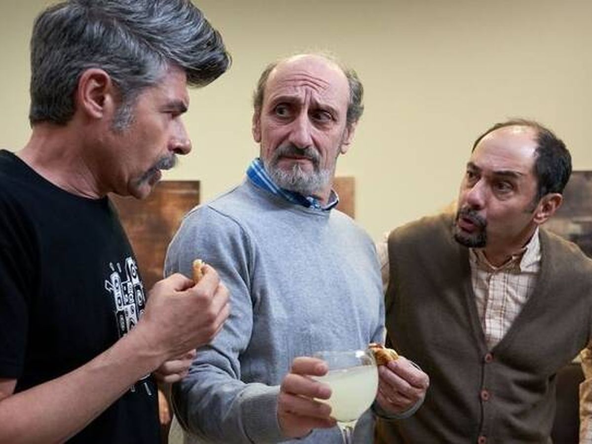 Foto: José Luis Gil con varios compañeros de la serie. (Mediaset España)