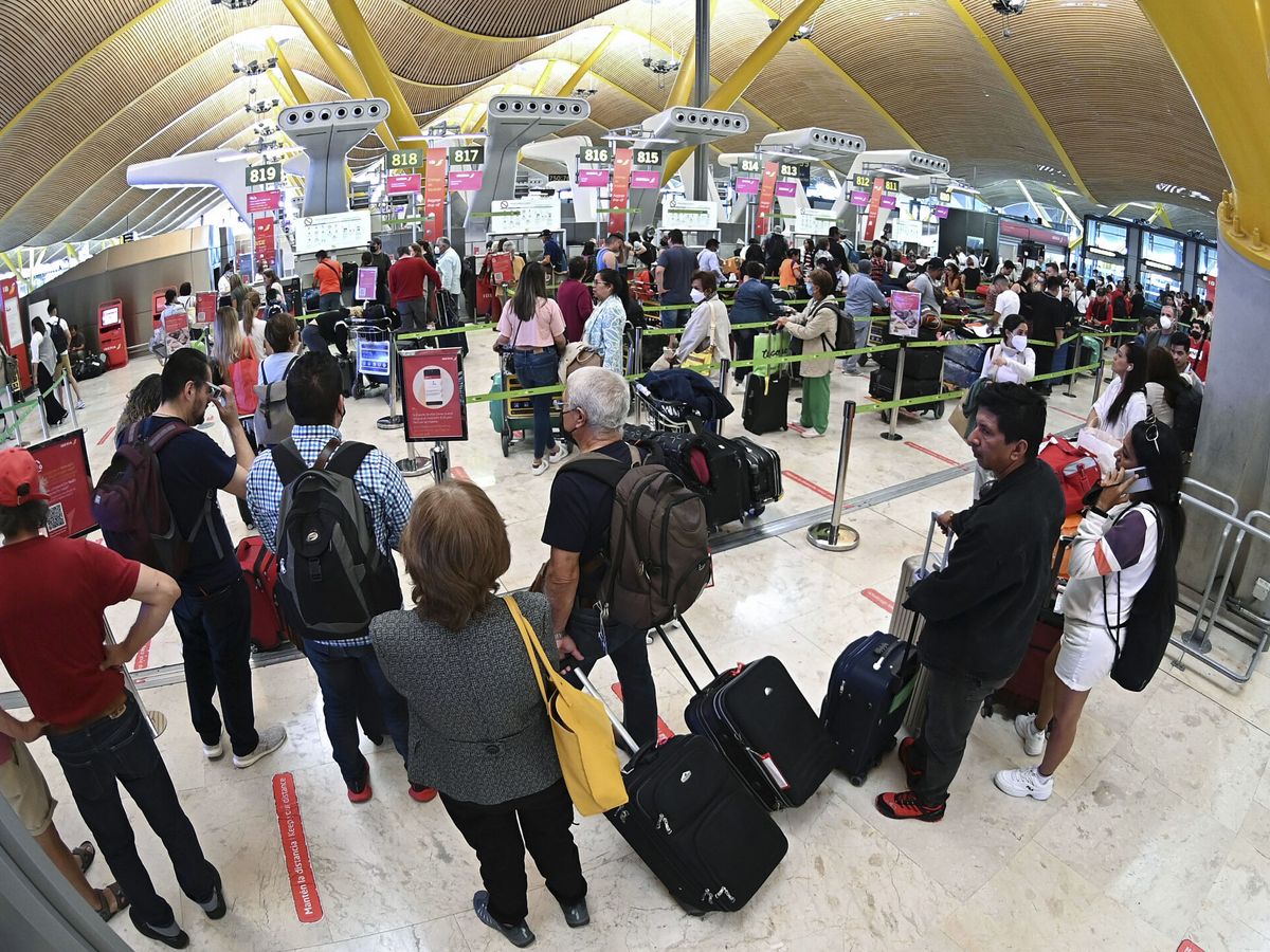 Foto: Esperas en el aeropuerto de Barajas. (EFE/Fernando Villar)