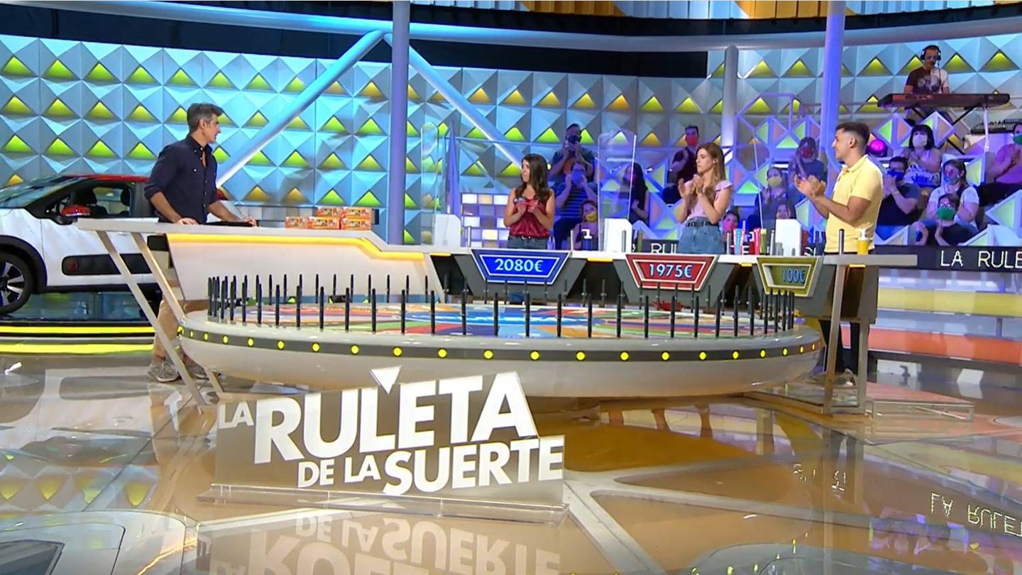 Teresa, Rocío y Edu, concursantes de 'La ruleta de la suerte'. (Atresmedia)
