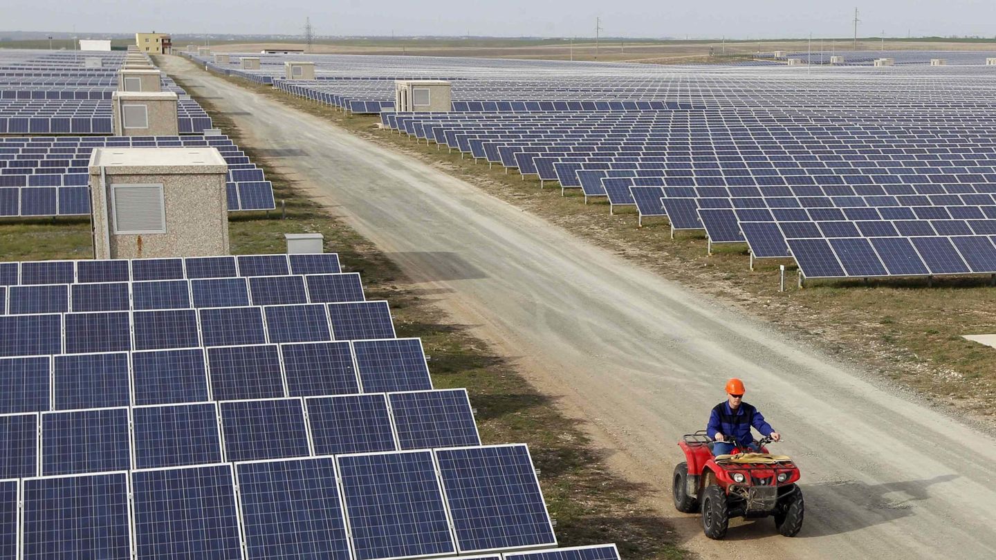 Un trabajador inspecciona una planta solar en las afueras de Simferópol (Reuters).