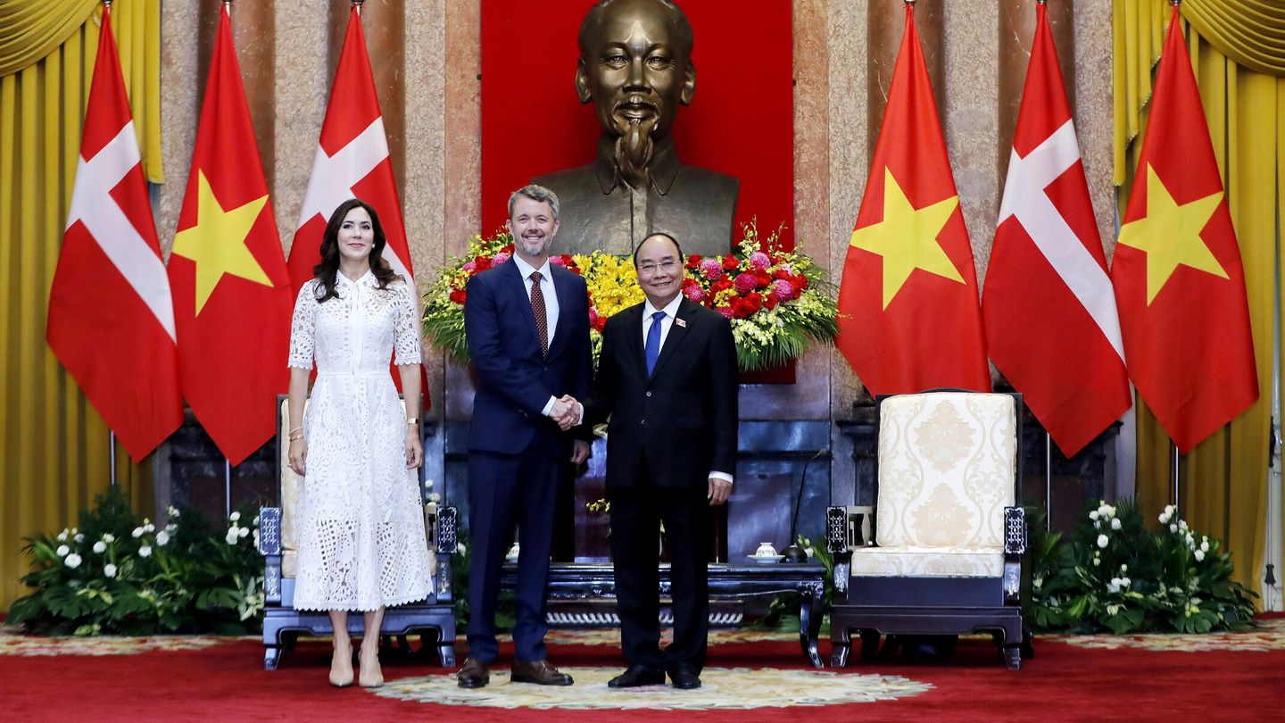 Federico y Mary, con el presidente vietnamita. (EFE/Luong Thai Linh)