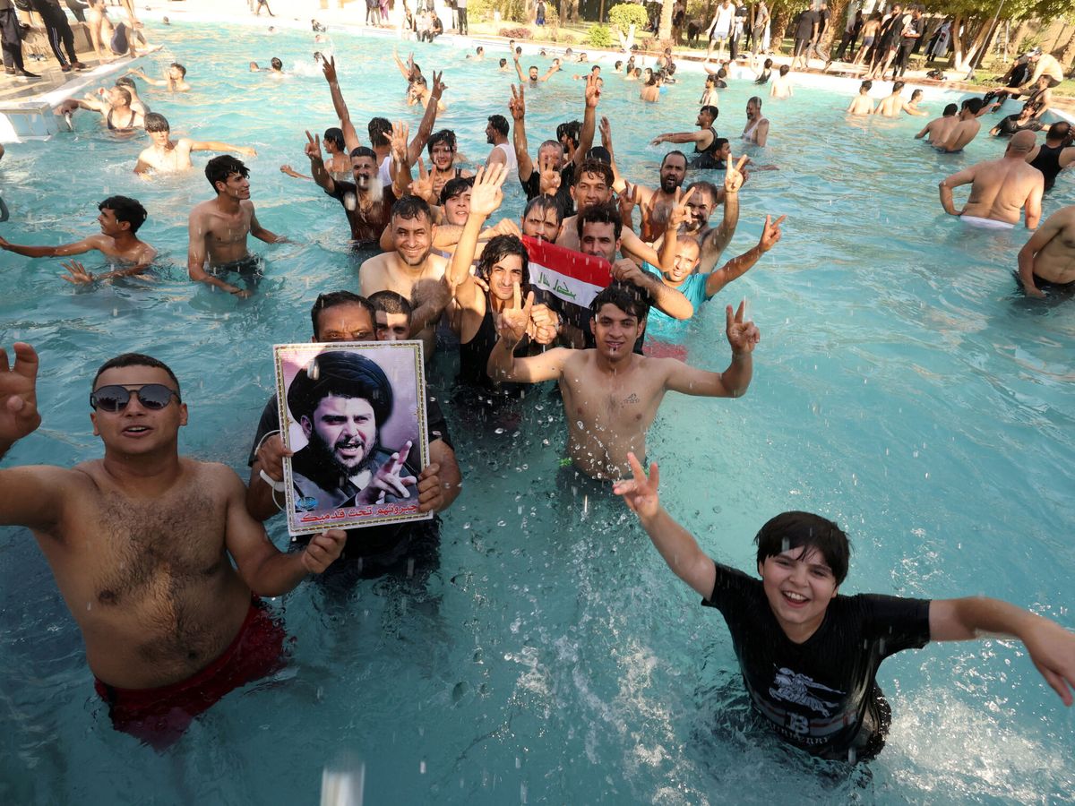 Foto: Los simpatizantes de Al Sadr en la piscina del Palacio Presidencial. Alaa Al-Marjani / REUTERS