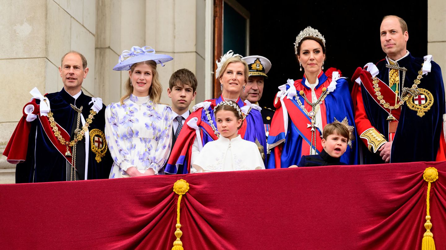 Los duques de Edimburgo y sus hijos, junto a los Gales. (Reuters/Pool/Leon Neal)