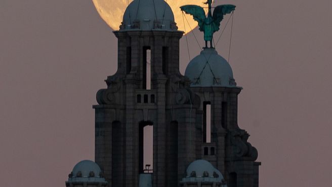 Foto de Salida de la luna llena en Liverpool