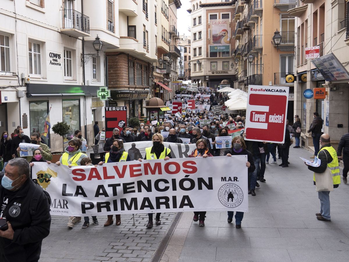 Foto: Manifestación en defensa de la sanidad en Teruel, en febrero. (EFE/ Antonio García) )