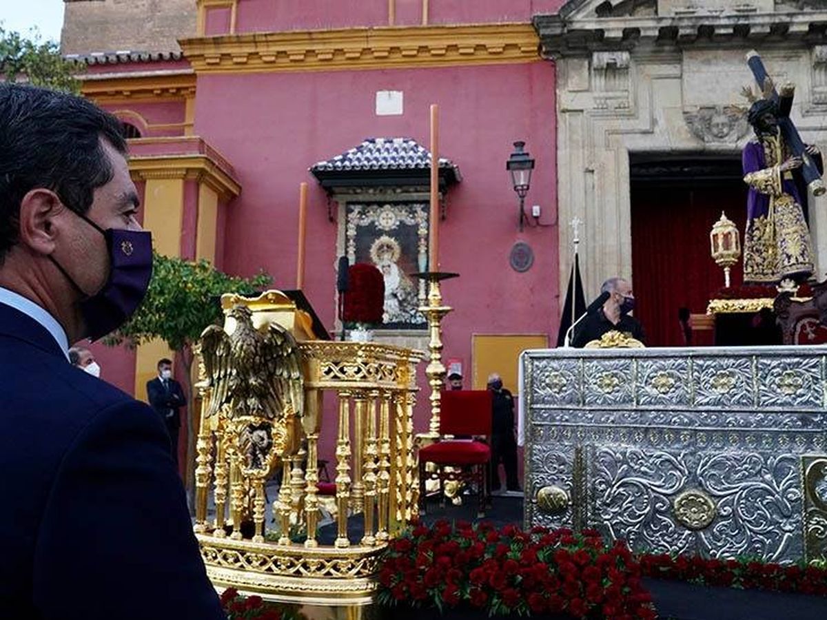 Foto: Juanma Moreno asiste a la misa pontifical del Gran Poder.
