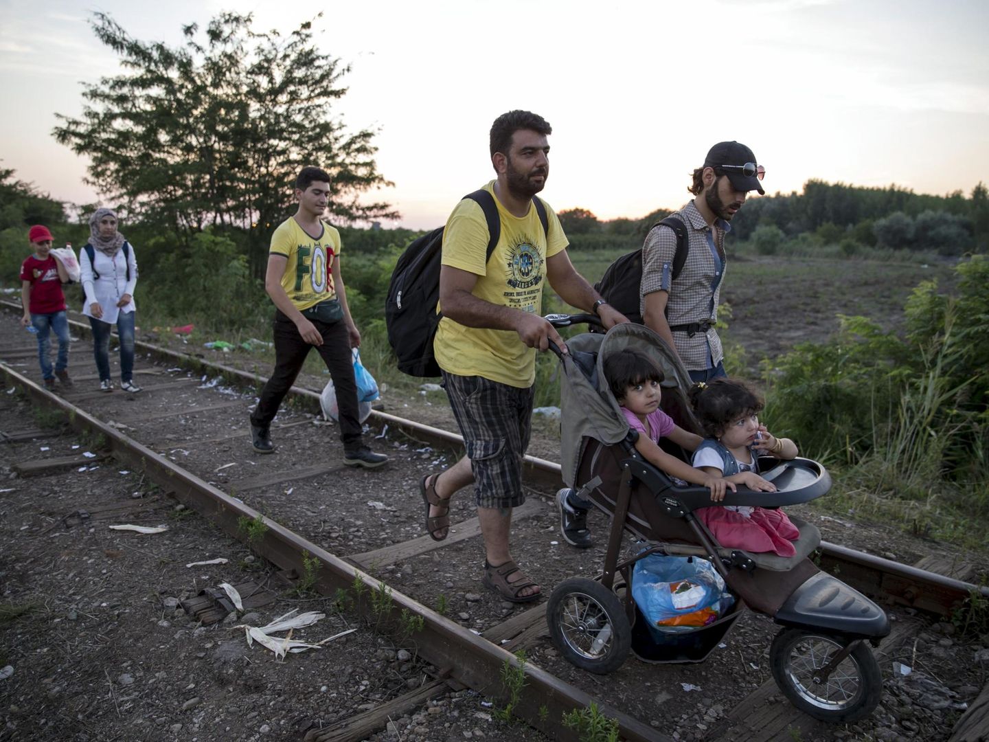 Refugiados sirios caminan hacia la frontera con Hungría, cerca de Horgos (Reuters).