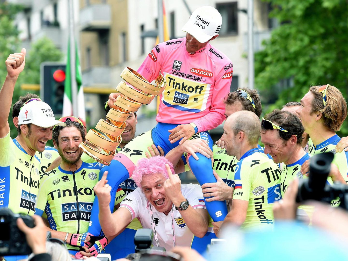 Alberto Contador, con el trofeo del Giro de Italia. Debajo, Oleg Tinkov. (EFE)