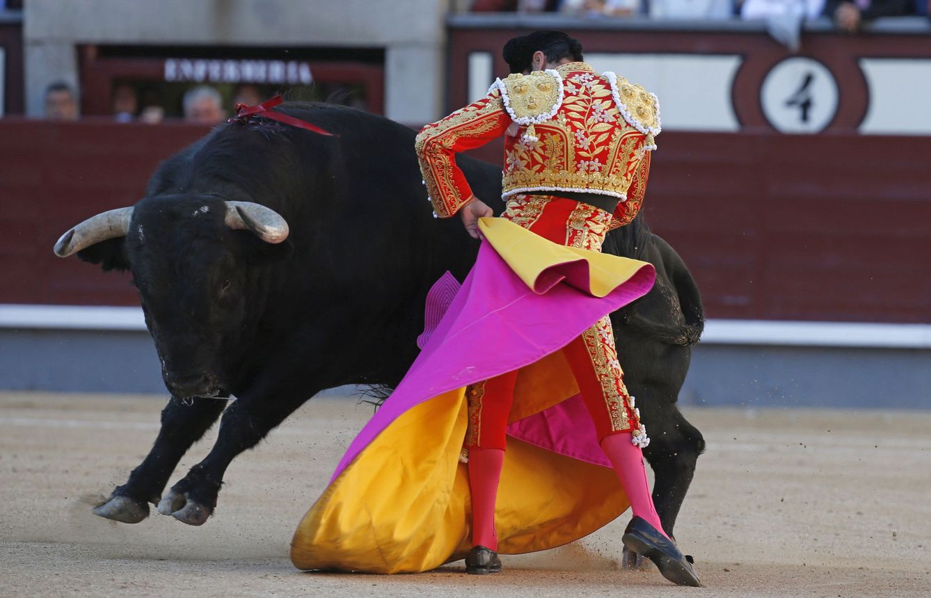 Enrique Ponce da un pase de capote a su primer toro. (EFE)