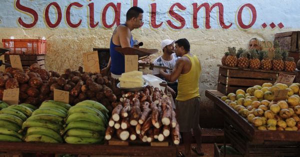 Foto: Venta de productos agrícolas en pesos cubanos en un mercado de La Habana, en octubre de 2013. (Reuters)