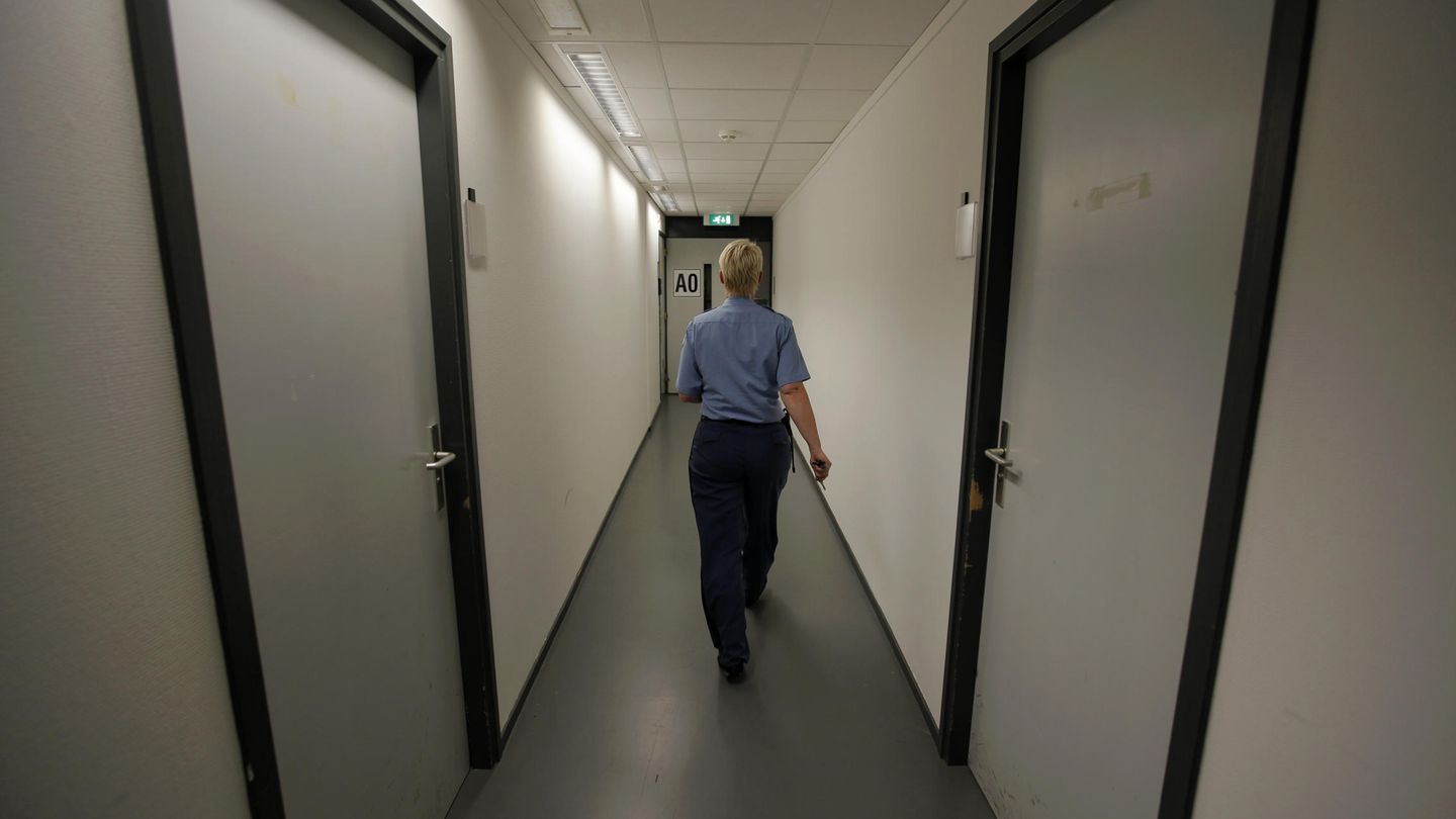 Una agente camina por un corredor del centro de detención del ICTY en La Haya (Reuters).