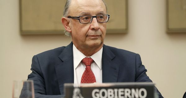 Foto: El ministro de Hacienda, Cristóbal Montoro, durante su comparecencia en el Congreso para explicar el mecanismo de pagos de Cataluña. (EFE)