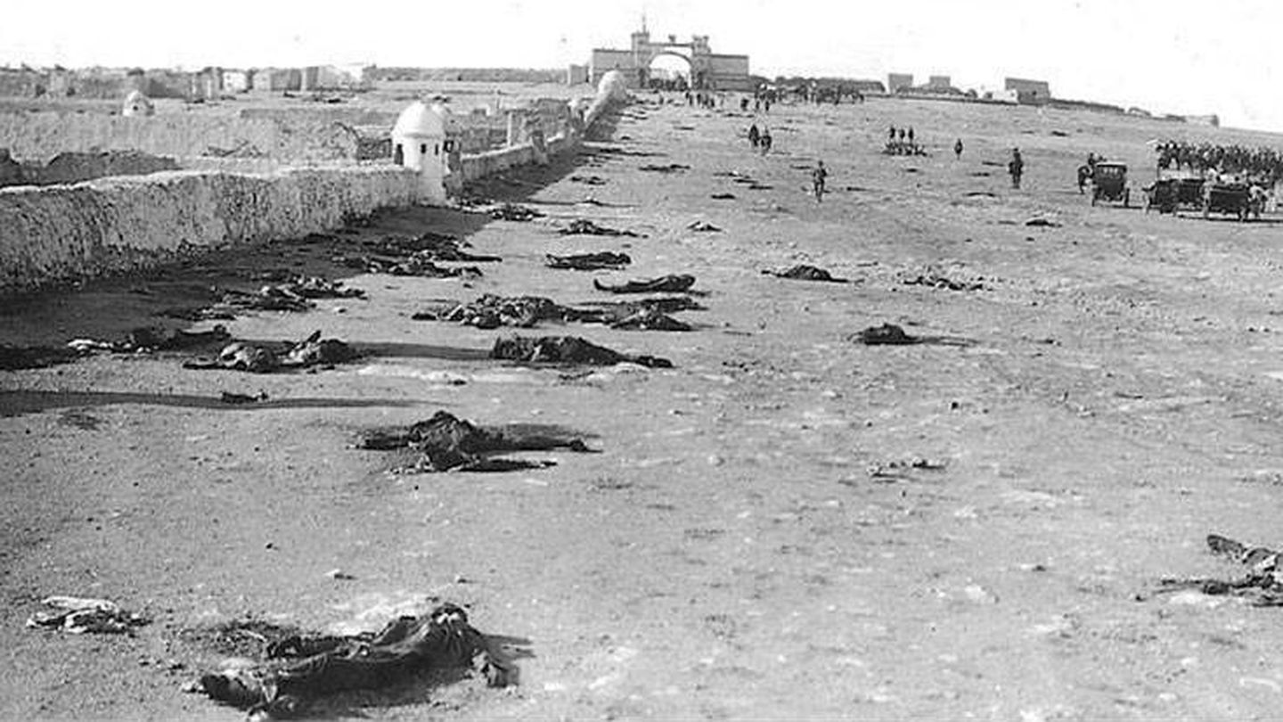 Cadáveres insepultos de los soldados españoles a la entrada de Monte Arruit. 1921.