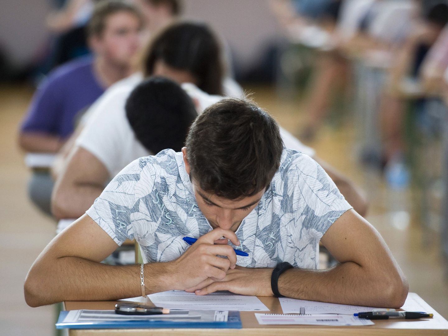 Estudiantes, durante un examen. (EFE)