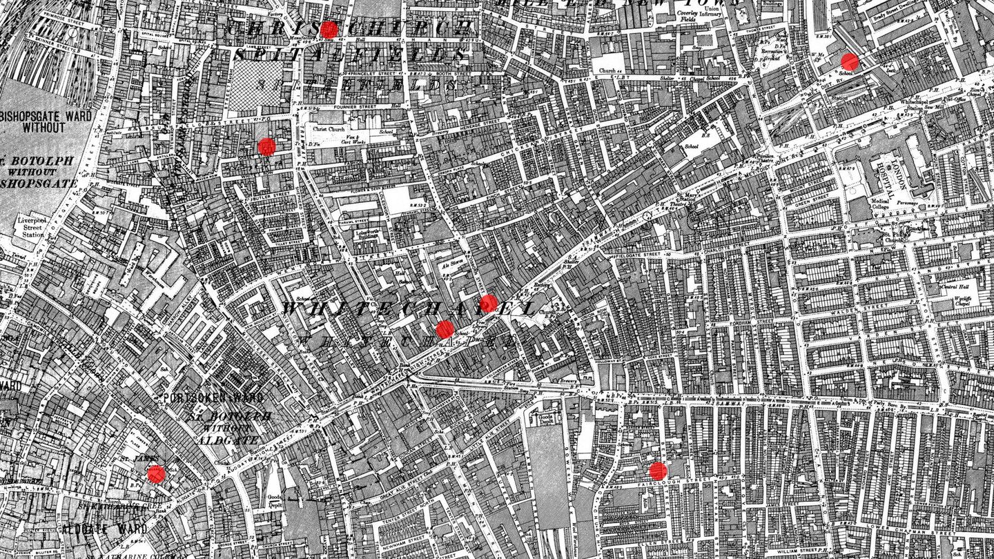Un mapa de Londres de la época que marca con puntos rojos las localizaciones de los primeros asesinatos. (Wikimedia commons)