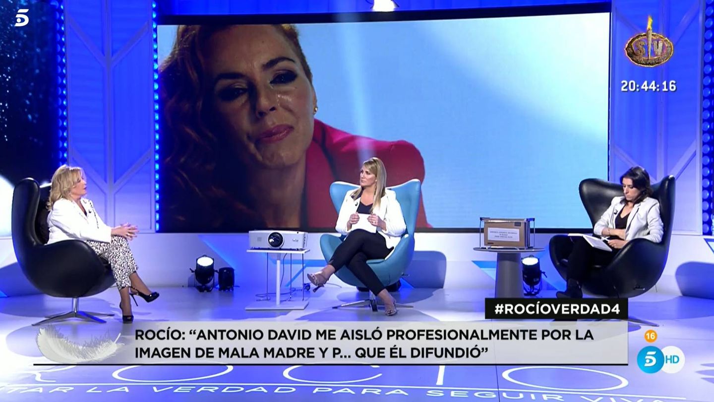 Lydia Lozano y Carlota Corredera, en 'Rocío, seguir viva'. (Mediaset)
